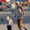 Lilly Kerssenberg, son fils Amadeus et son beau-fils Noah Becker à Miami sur la plage le 30 décembre 2011
