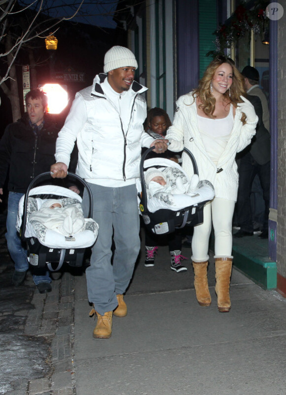 Mariah Carey amincie et Nick Cannon, tout de blanc, sortent leurs jumeaux Monroe et Moroccan, à Aspen, pour le réveillon du 31 décembre 2011