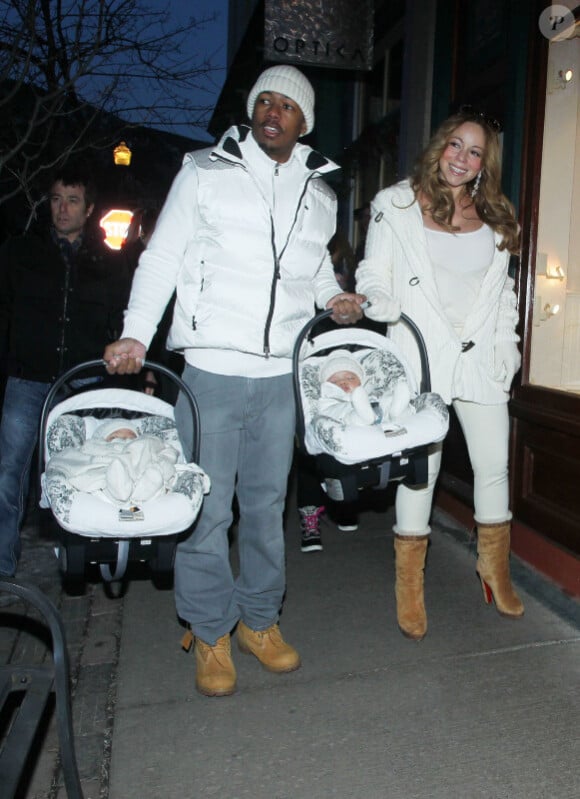 Mariah Carey et Nick Cannon, tout de blanc, sortent leurs jumeaux Monroe et Moroccan, à Aspen, pour le réveillon du 31 décembre 2011