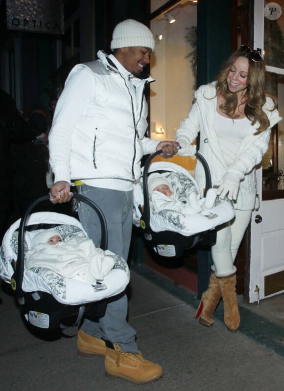 Mariah Carey et Nick Cannon, heureux, sortent leurs jumeaux Monroe et Moroccan, à Aspen, pour le réveillon du 31 décembre 2011