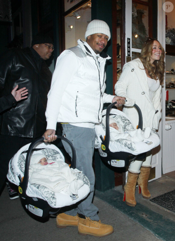 Mariah Carey et son mari Nick Cannon, tout de blanc, sortent leurs jumeaux Monroe et Moroccan, à Aspen, pour le réveillon du 31 décembre 2011