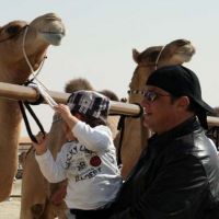 Steven Seagal, en famille, à la rencontre des plus beaux chameaux