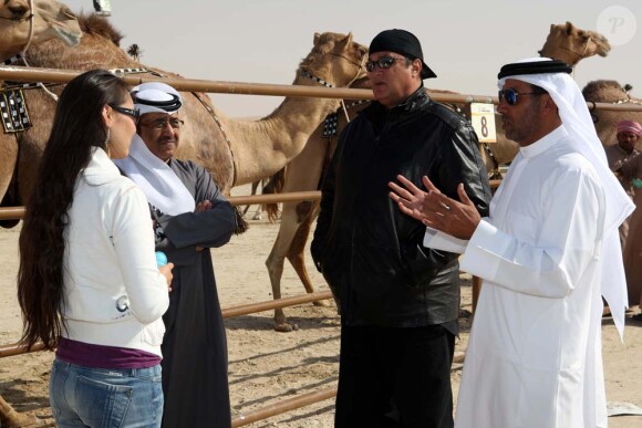 Steven Seagal, sa femme Elle, et son fils Kunzang, au festival du chameau à Al Dhafra, le 28 décembre 2011.