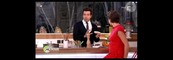 Alessandra Sublet : Mais qu'est-ce que c'est que cet adorable bidon tout rond ? (C à vous, lundi 2 janvier 2012 sur France 5)