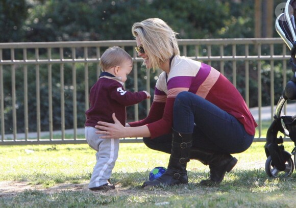 Depuis qu'il sait marcher, le petit Theodore ne cesse de faire courir sa jolie maman Ali Larter. Le 3 janvier 2011 sous un beau soleil à Los Angeles