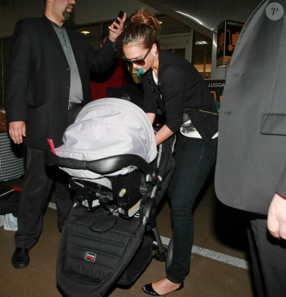 Jessica Alba et sa fille Haven à Los Angeles de retour d'un séjour au Mexique. Le 3 janvier 2011