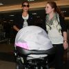 Jessica Alba et la nounou à Los Angeles de retour d'un séjour au Mexique. Le 3 janvier 2011