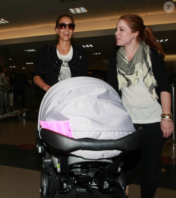 Jessica Alba et la nounou à Los Angeles de retour d'un séjour au Mexique. Le 3 janvier 2011
