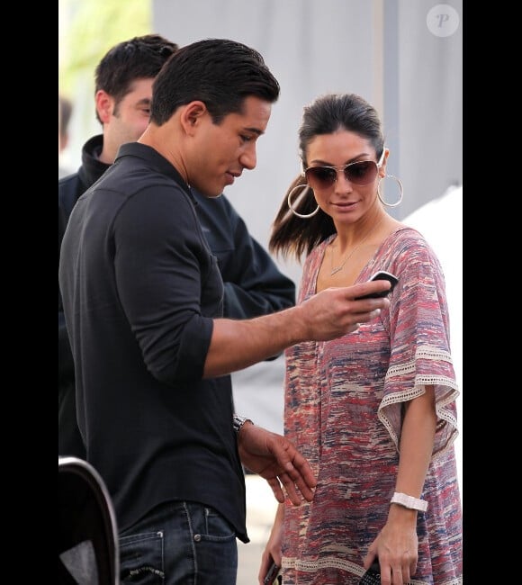 Mario Lopez, sa copine Courtney Mazza et leur fille Gia, le 1er novembre 2011 à Los Angeles