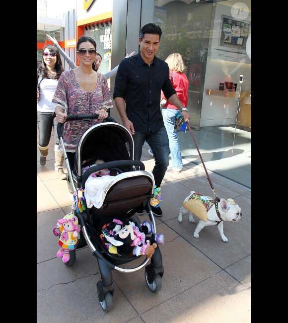 Mario Lopez, sa copine Courtney Mazza et leur fille Gia, le 1er novembre 2011 à Los Angeles