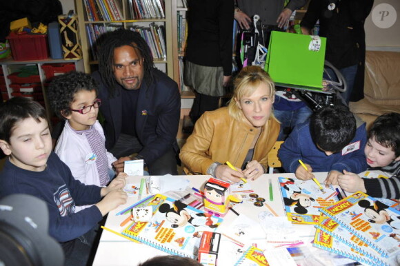 Lorie et Christian Karembeu dessinent avec les enfants lors du lancement de la 23ème opération Pièces Jaunes, à l'hôpital de Garches, le 5 janvier 2012