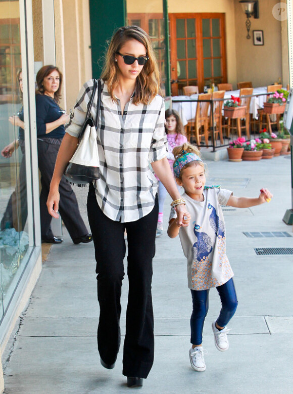 Jessica Alba avec sa fille aînée Honor à Brentwood en Californie le 6 janvier 2012