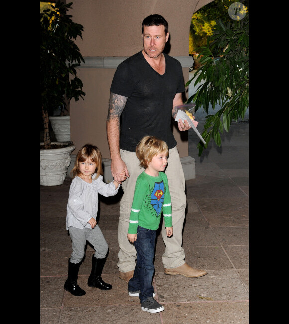 Dean McDermott et ses enfants lors de la conférence de presse NBC Universal à Los Angeles le 6 janvier 2012
