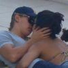 Vanessa Hudgens et Austin Butler en amoureux s'embrassent à Miami, le 31 décembre 2011