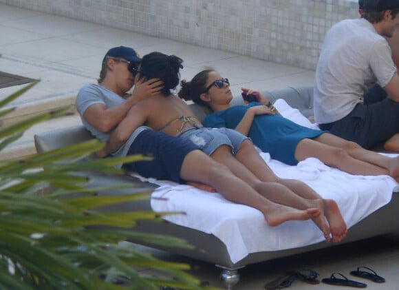Vanessa Hudgens et Austin Butler en amoureux s'embrassent à Miami, le 31 décembre 2011