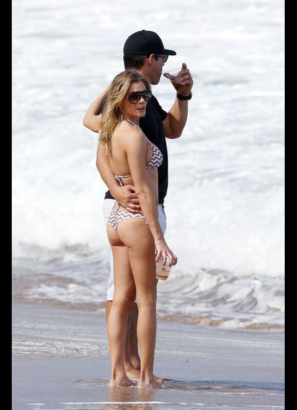 LeAnn Rimes et Eddie Cibrian se promènent sur une plage, à Hawaï, le samedi 7 janvier 2012.