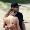 LeAnn Rimes et Eddie Cibrian se promènent sur une plage, à Hawaï, le samedi 7 janvier 2012.
