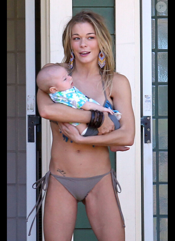 LeAnn Rimes tenant un bébé dans les bras lors de ses vacances à Hawaï le 6 janvier 2012