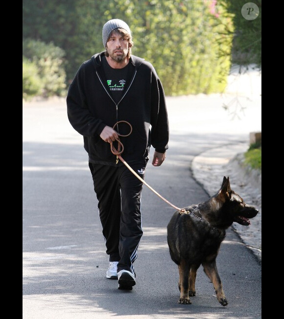 Ben Affleck et son chien dans les rues de Los Angeles, le 7 janvier 2012