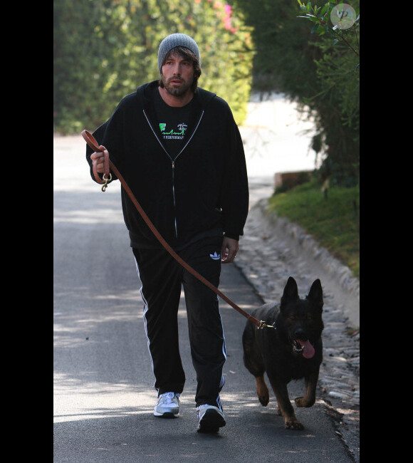 Ben Affleck et son chien dans les rues de Los Angeles, le 7 janvier 2012