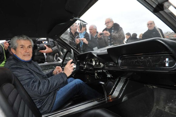 Claude Lelouch participait à la 12e Traversée de Paris à bord d'une Ford Mustang vue dans son film Un homme et une femme, le 8 janvier 2012.