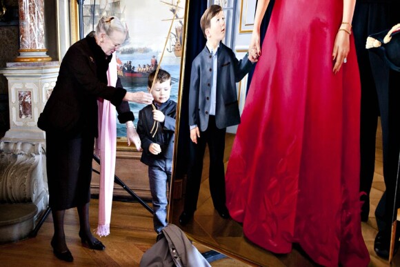 Le prince Christian, 6 ans, a eu l'honneur de dévoiler le portrait de la reine Margrethe, sur lequel il figure également.
La reine Margrethe, entourée de son mari le prince Henrik, de son fils et héritier le prince Frederik, de sa belle-fille la princesse Mary et de son petit-fils le prince Henrik, inaugurait le 11 janvier 2012 une exposition consacrée à ses 40 ans de règne, au château de Frederiksborg.