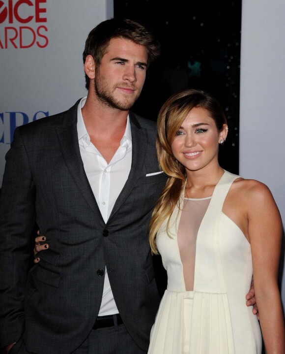Liam Hemsworth et Miley Cyrus aux People's Choice Awards, à Los Angeles, le 11 janvier 2012.