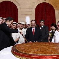 Nicolas Sarkozy : Après s'être fait chahuter, il se console avec une galette