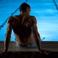 James Bond : Seul et musclé au bord d'une piscine