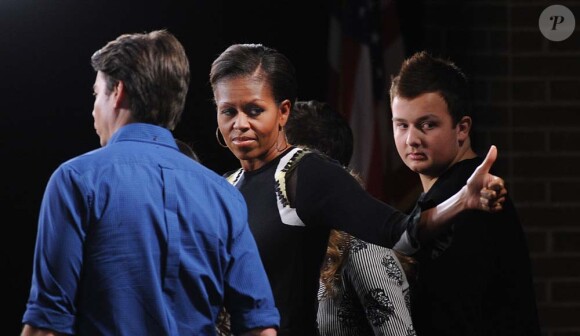 Michelle Obama danse en compagnie des jeunes acteurs de la séries iCarly, dans une école d'Alexandria en Virginie, le 13 janvier 2011.
 
 