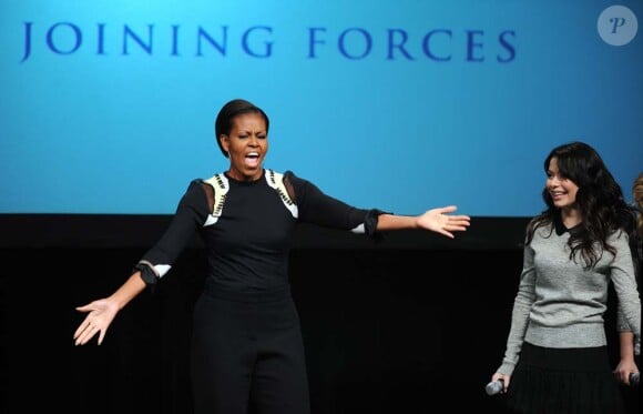 Michelle Obama danse dans une école d'Alexandria en Virginie, le 13 janvier 2011.
 
 