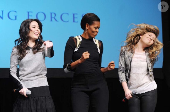 Michelle Obama, au top, danse en compagnie des jeunes acteurs de la séries iCarly, dans une école d'Alexandria en Virginie, le 13 janvier 2011.
 
 
