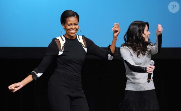 Michelle Obama danse avec Miranda Cosgrove, héroïne de la série iCarly, dans une école d'Alexandria en Virginie, le 13 janvier 2011.
 
 