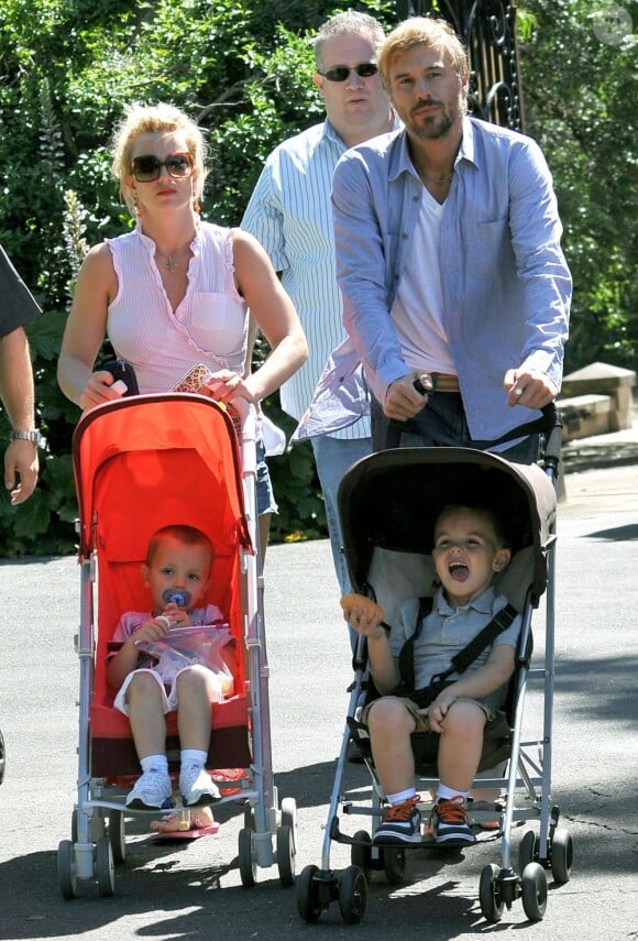 À Sydney en novembre 2009, Britney Spears promène ses fils Sean et Jayden en compagnie de Jason Trawick