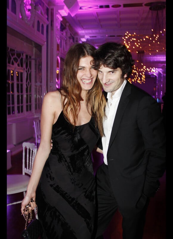 Elisa Sednaoui et Gaspard Proust lors de la soirée d'avant-première du film L'amour dure trois ans à Paris le 7 janvier 2012