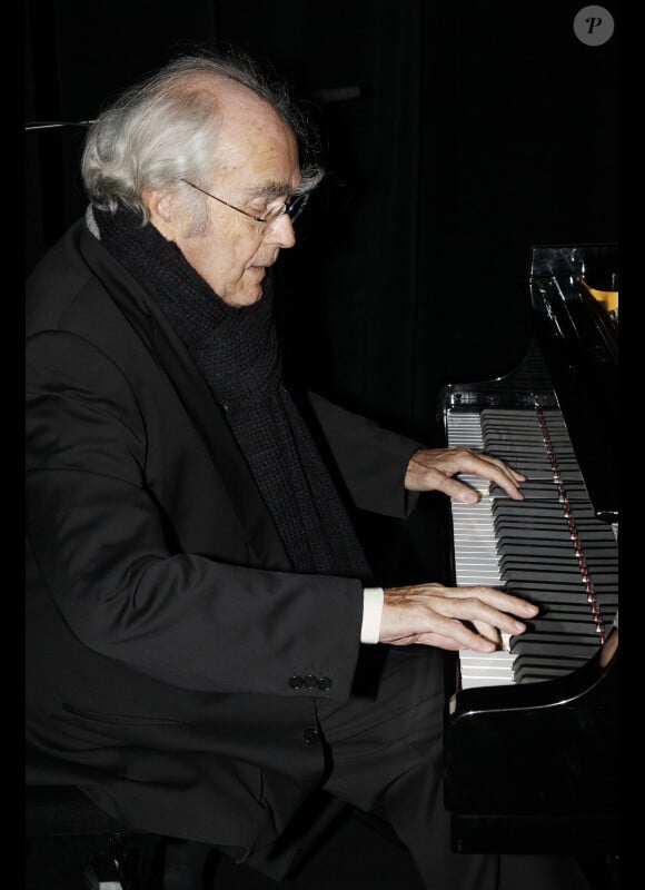 Michel Legrand lors de la soirée d'avant-première du film L'amour dure trois ans à Paris le 7 janvier 2012