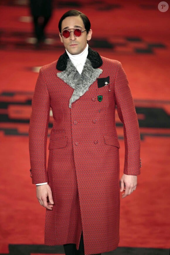 L'élégant Adrien Brody a fait forte impression lors du défilé Prada automne-hiver à Milan, le 15 janvier 2012.