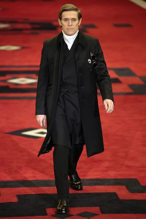 L'acteur Willem Dafoe se glisse dans la peau d'un top model le temps du défilé Prada à Milan, le 15 janvier 2012.