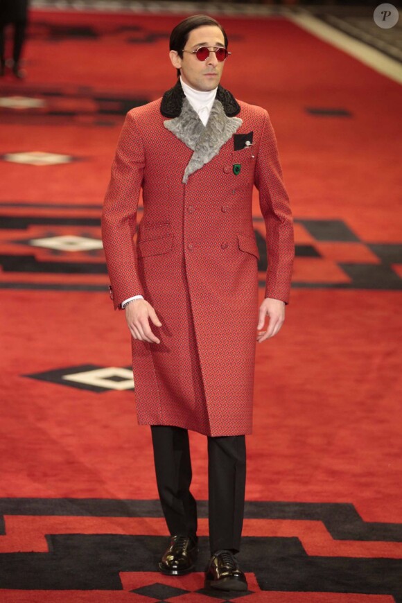 Adrien Brody dans la peau d'un mannequin pour Prada. Milan, le 15 janvier 2012.