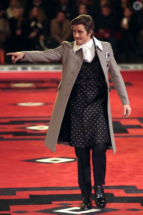 L'acteur Garrett Hedlund sur le podium de Prada à Milan, le 15 janvier 2012.