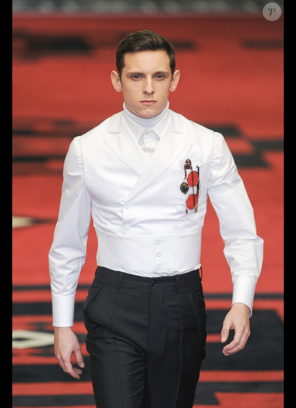 Jamie Bell défile pour Prada à Milan, le 15 janvier 2012.