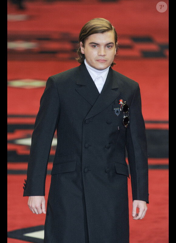 Emile Hirsch défile pour la collection masculine Prada à Milan, le 15 janvier 2012.