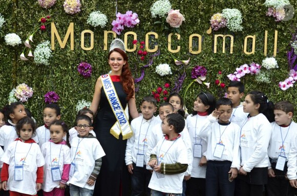 Delphine Wespiser, Miss France 2012 : rayonnante lorsqu'elle prend la pose aux côtés des enfants le jeudi 12 janvier 2012 durant sa visite dans le prestigieux Morocco Mall de Casablanca au Maroc