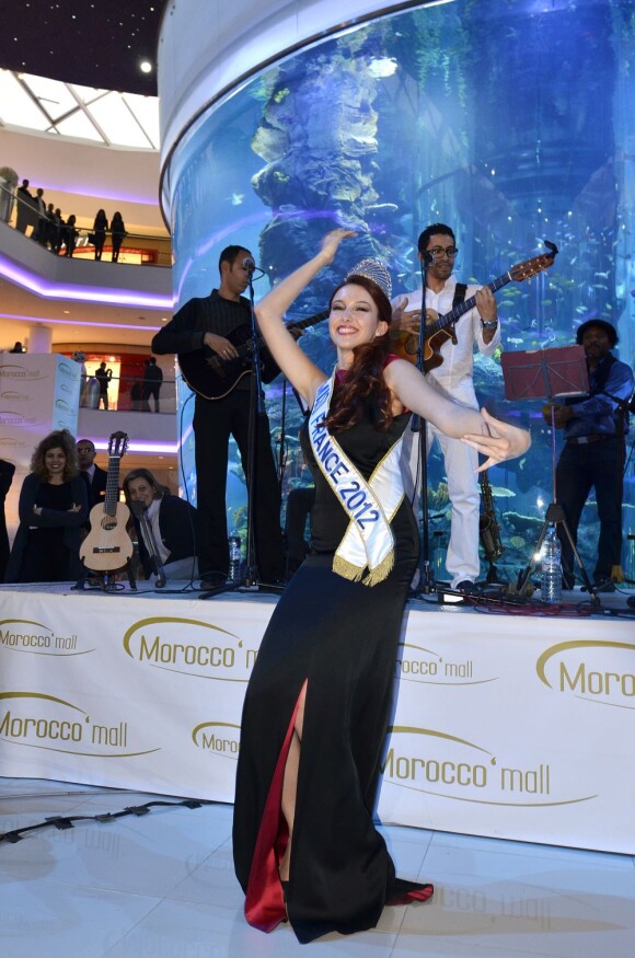 Delphine Wespiser : danse orientale pour la Miss France 2012, jeudi 12 janvier 2012 en visite dans le prestigieux Morocco Mall de Casablanca au Maroc