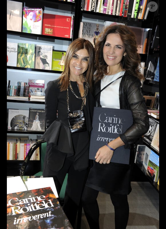 Carine Roitfeld, soutenue par Roberta Armani lors d'une séance de dédicaces du livre Irreverent à Milan, le 17 janvier 2012.