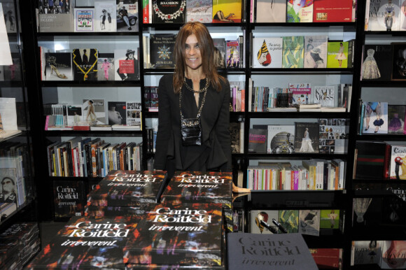 Carine Roitfeld dédicace des exemplaires de son livre Irreverent à Milan, le 17 janvier 2012.