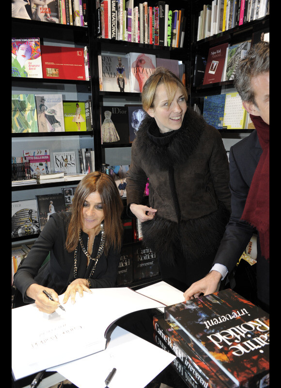 Carine Roitfeld dédicace des exemplaires de son livre Irreverent à Milan, le 17 janvier 2012.