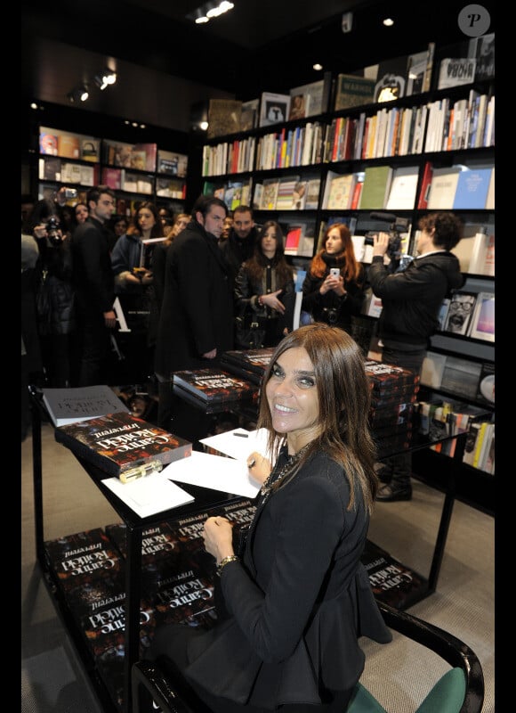 Carine Roitfeld rencontre des fans au cours d'une séance de dédicaces à Milan, le 17 janvier 2012.