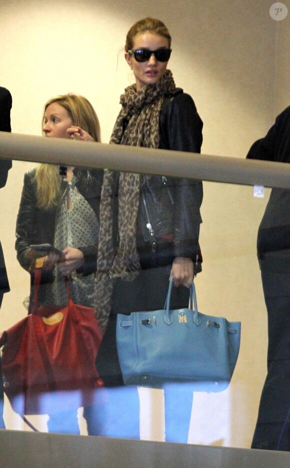 Rosie Huntington-Whiteley sur le point d'embarquer à l'aéroport JFK de New York, le 17 janvier 2012.