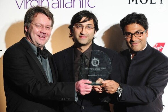Asif Kapadia (centre) lors des London Film Critics' Circle Awards le 19 janvier 2012